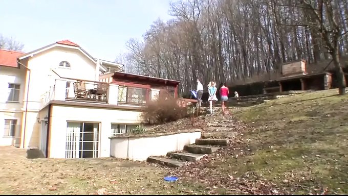 Teenager (18+) Bekommt In Diesem Video Einen Großen Schwanz Von Hinten!