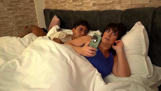 Eine Fette Kolumbianische Milf Teilt Sich Das Bett Mit Ihrem Stiefsohn.