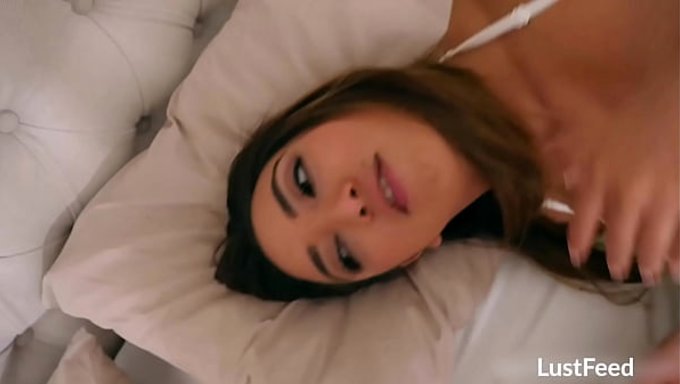 Erst Ein Geiler Blowjob Im Gesicht, Dann Wird Die Enge Muschi Ordentlich Durchgefickt.
