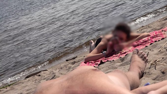 Winziger Schwanz Wird Am Strand Entblößt