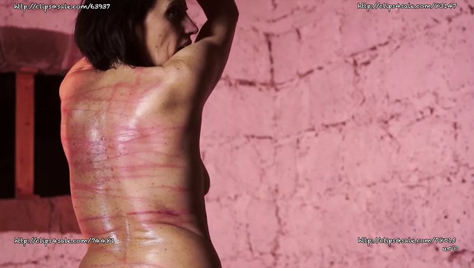 Schwarze Milf Wird In Extremer Bdsm-Szene Ausgepeitscht Und Versohlt