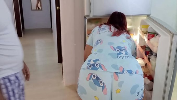 Gina Halimes Dicker Arsch Wird In Der Kühlschrankszene Ordentlich Durchgefickt.