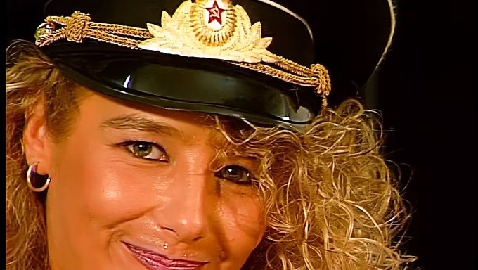 Blonde Sexbombe Verwöhnt Sich In Solo Masturbationsvideo