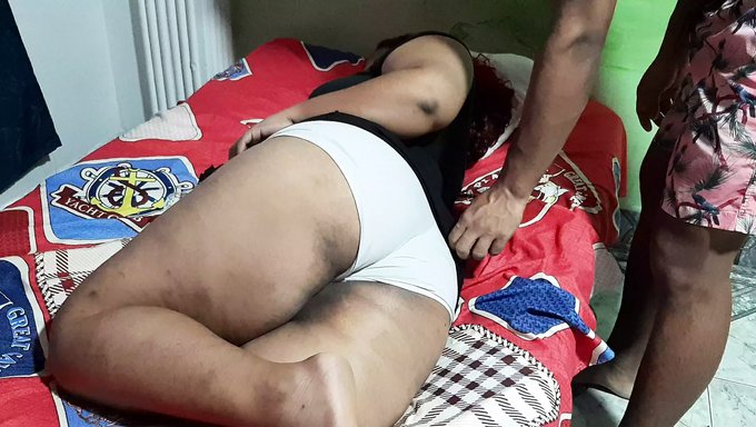 Amateur Hausfrau Und Hausmädchen Geben Sich Leidenschaftlicher Begegnung Hin