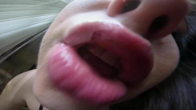 Jungfrau In Nahaufnahme Küsst Ihre Herrin In Einer Bdsm-Session