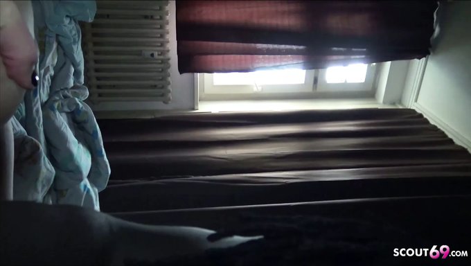 Amateur-Hausgemachtes Video Von Der Ersten Erfahrung Eines Deutschen College-Mädchens Mit Einem Großen Schwarzen Schwanz