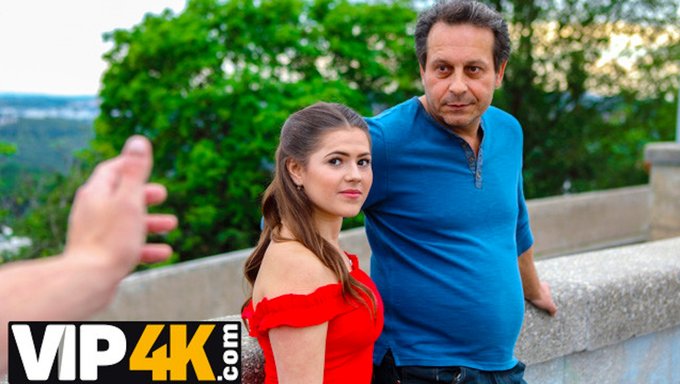 Serina Gomez Wird Von Einem Alien Abgeschleppt Und Genommen