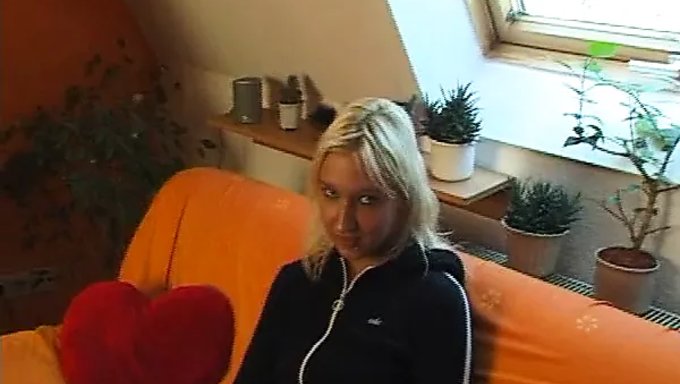 Das Erste Mal Des Blonden Teens Vor Der Kamera