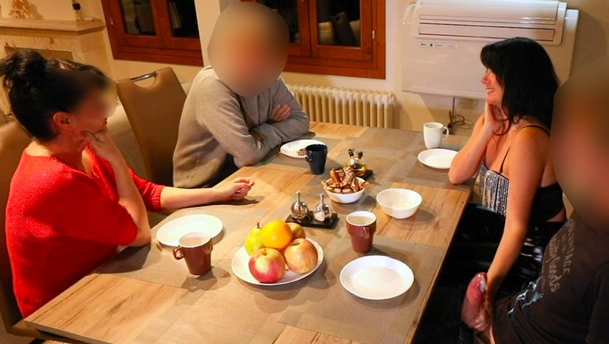Deutscher Teen Bekommt In Der Öffentlichkeit Handjob Und Dicken Schwanz
