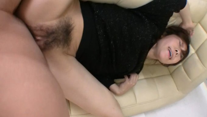 Verführerisches Japanisches Luder Gibt Einen Tiefen Blowjob