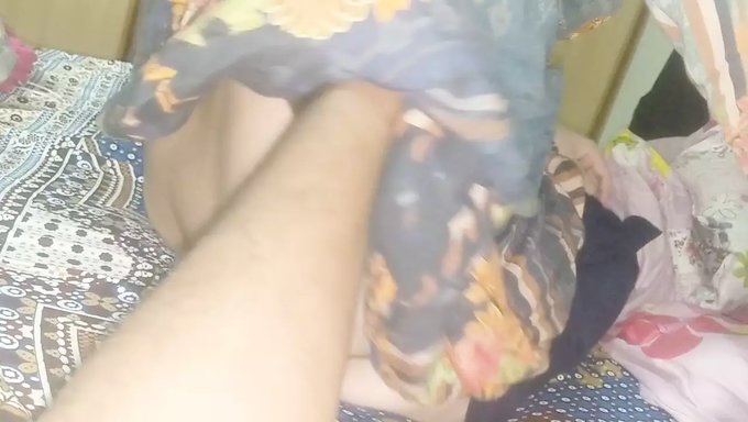 Bisexuelle Indische Babe Bekommt Einen Handjob Mit Großen Titten Von Ihrem Sugar Daddy