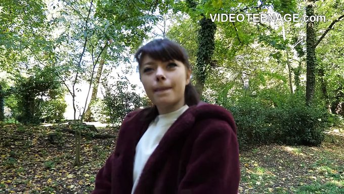 Dünnes Teengirl Bekommt Die Großen Hupen Frei