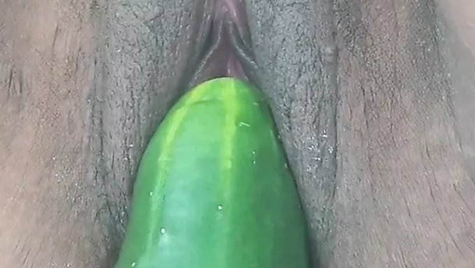 Masturbieren Mit Einem Dildo Und Einer Zigarette In Meiner Nassen Muschi