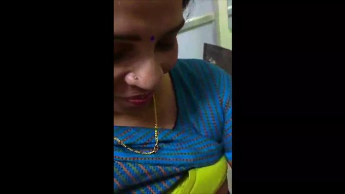 Eine Indische Milf Wird Von Ihrem Kollegen Auf Einer Toilette Gefingert