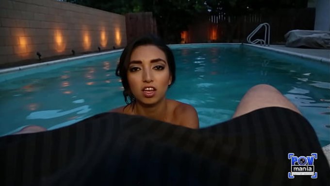 Eine Heiße Poolparty Am Abend Mit Frida Sante Und Miles Long.