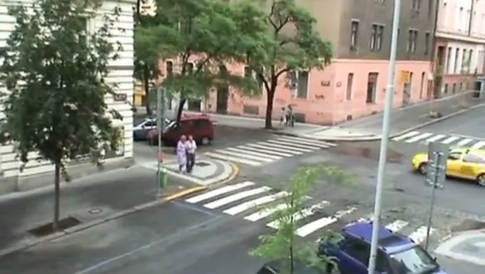 Eine Mauerblümchen-Ehefrau Steigt In Die Action Ein