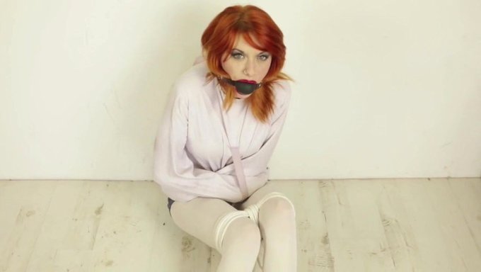Bondage Babe Amber Wird In Der Geraden Jacke Bdsm Challenge Genagelt