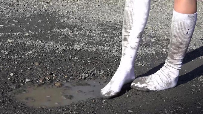 Weiße Socken Und Schwarzer Schlamm: Ein 60fps Solo-Erlebnis