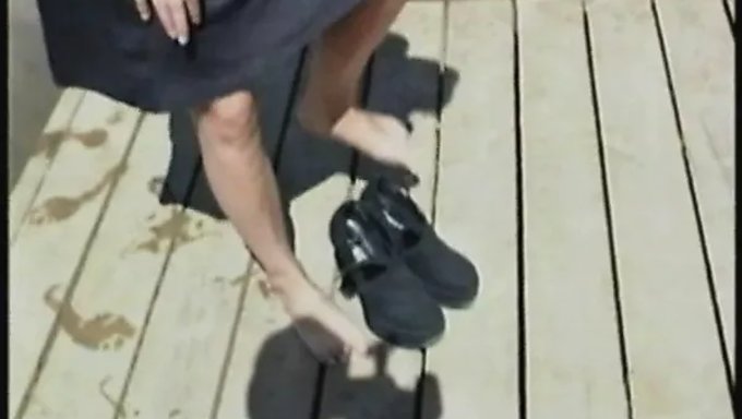 Die Dicken Titten Und Die Muschi Des Brünetten Teens Spielen Mit Dildo