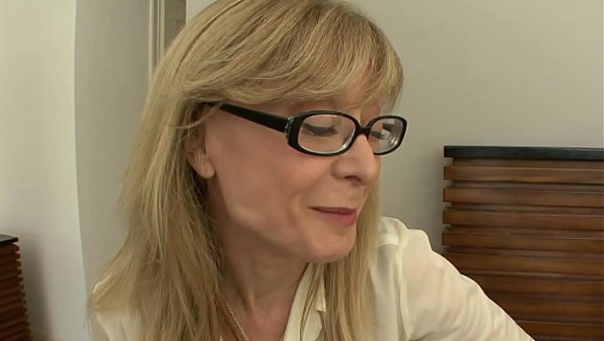 Nina Hartley Fickt Einen College-Hengst Mit Richtig Dicken Titten.