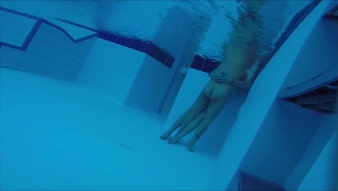 Europäische Poolparty Wird Heiß Mit Einem Dreier