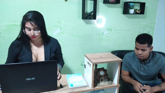 Meine Stiefschwester Mit Hausgemachtem Cunnilingus In Ihrem Büro Befriedigen
