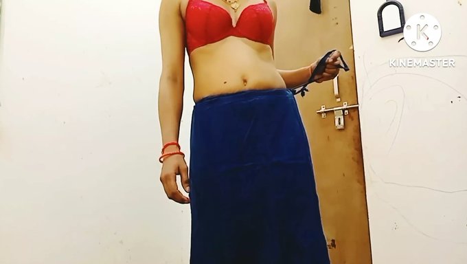 18-Jähriges Indisches Girl In Einem Sari Zieht Sich Bis Auf Die Unterhose Aus Und Fingert Sich Zum Orgasmus