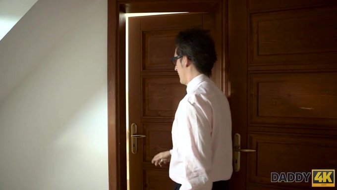 Junges Flittchen Von Älterem Mann Im Schlafzimmer Verführt