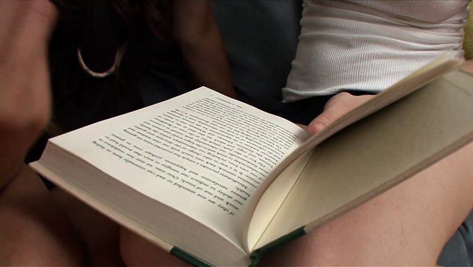 Tätowierte Babe Fingert Asiatische Schönheit Und Benutzt Dann Ihre Muschi Für Gegenseitiges Vergnügen