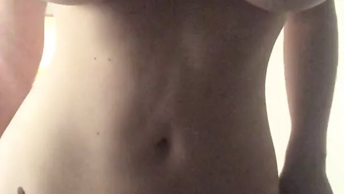 Eine Geile Exhibitionistin Zeigt Ihren Körper In Einer Freizügigen Darstellung