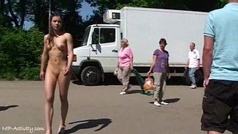 Nackter Ju...