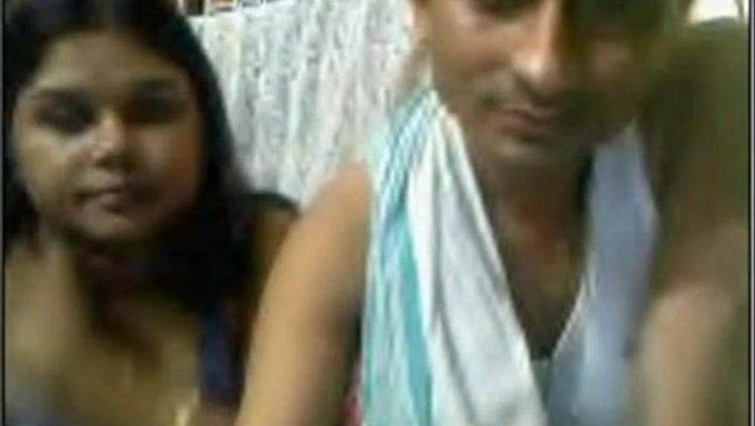 Desi Webcam-Babe Zeigt Ihre Großen Brüste