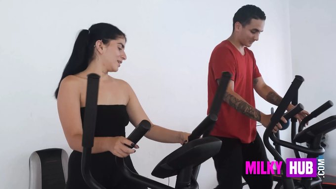 Stealthily Fängt Eine Sinnliche Begegnung Mit Einem Fitness-Enthusiasten Ein