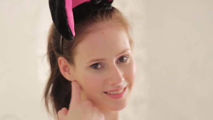Verspielte Bewegungen Von Teen Kora In Pornovideo