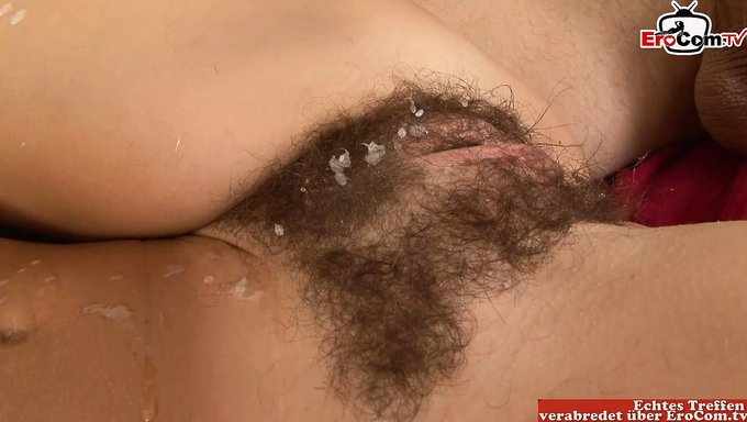 Braunäugige Schönheit Bekommt Eine Große Ladung Sperma Auf Ihre Haarige Muschi