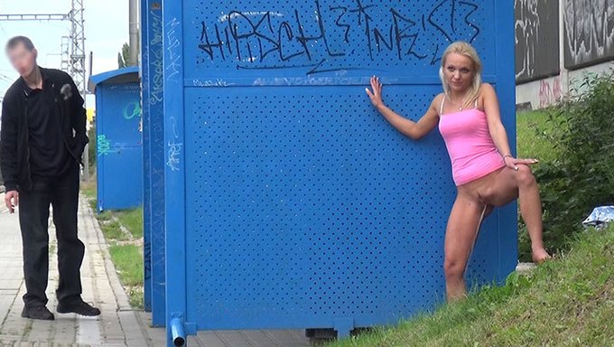Mann Am Bahnsteig Beim Urinieren Erwischt