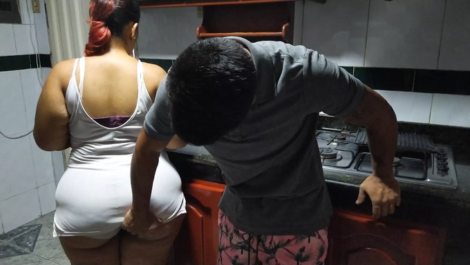 Pov-Video Einer Latina Mit Großem Hintern, Die Einen Mund Voll Gibt