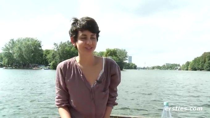 Schau Zu, Wie Sich Ein Atemberaubendes Brünettes Mädchen In Diesem Solo-Video Selbst Befriedigt