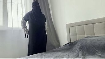 Arabische Freundin Reibt Sich Selbst Und Will, Dass Du Ihr Einen Runterholst.