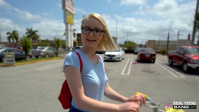 Alice Pink Wird Beim Casting In Der Küche Gefickt