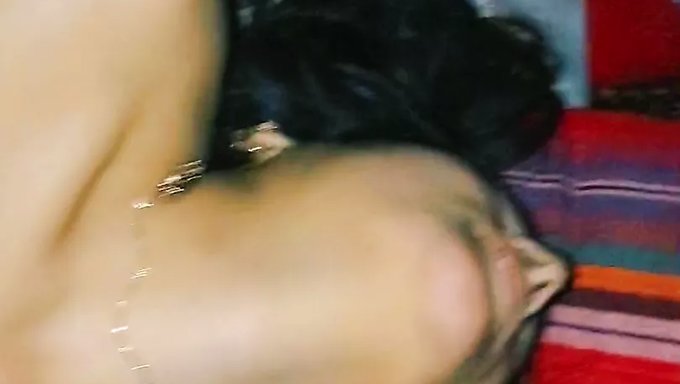 Eine Enge Pakistanische Milf Bekommt Ihre Erste Creampie Von Hinten
