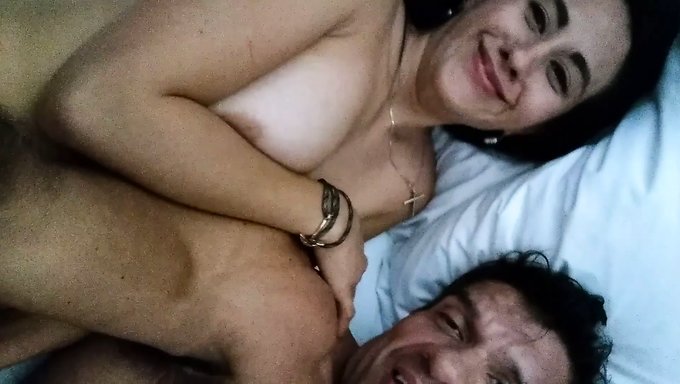 Hausgemachter Dreier Mit 2 Latinagirls Und Einem Typen